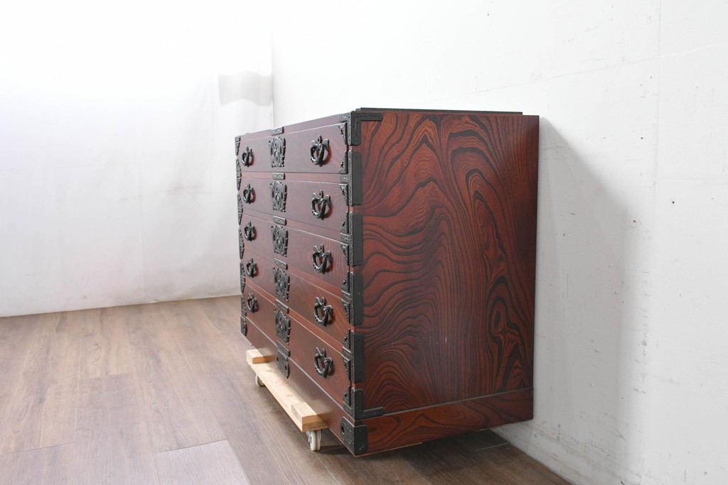 《天板取り付け加工費込み》　中古　美品　岩谷堂箪笥　欅(ケヤキ)材　重厚な金具が目を引く整理箪笥　(R-086726)