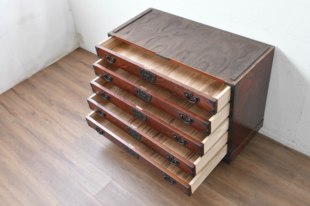 《天板取り付け加工費込み》　中古　美品　岩谷堂箪笥　欅(ケヤキ)材　重厚な金具が目を引く整理箪笥　(R-086726)