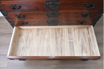 《天板取り付け加工費込み》　中古　美品　岩谷堂箪笥　欅(ケヤキ)材　重厚な金具が目を引く整理箪笥　(R-086726)