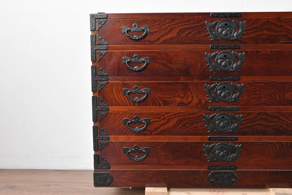 《天板取り付け加工費込み》　中古　美品　岩谷堂箪笥　欅(ケヤキ)材　重厚な金具が目を引く整理箪笥　(R-086726)