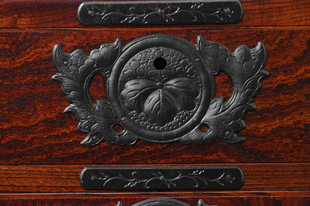 《天板取り付け加工費込み》　中古　美品　岩谷堂箪笥　欅(ケヤキ)材　重厚な金具が目を引く整理箪笥　(R-086726)