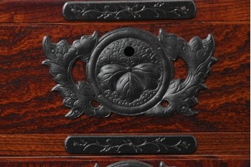 《天板取り付け加工費込み》　中古　美品　岩谷堂箪笥　欅(ケヤキ)材　重厚な金具が目を引く整理箪笥　(R-086726)