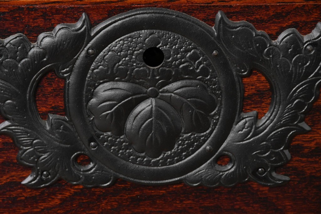 《天板取り付け加工費込み》　中古　美品　岩谷堂箪笥　欅(ケヤキ)材　重厚な金具が目を引く整理箪笥　(R-086726)
