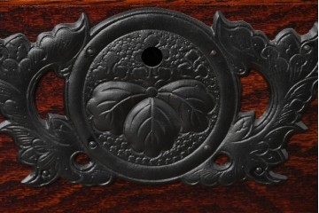 《天板取り付け加工費込み》　中古　美品　岩谷堂箪笥　欅(ケヤキ)材　重厚な金具が目を引く整理箪笥　(R-086726)