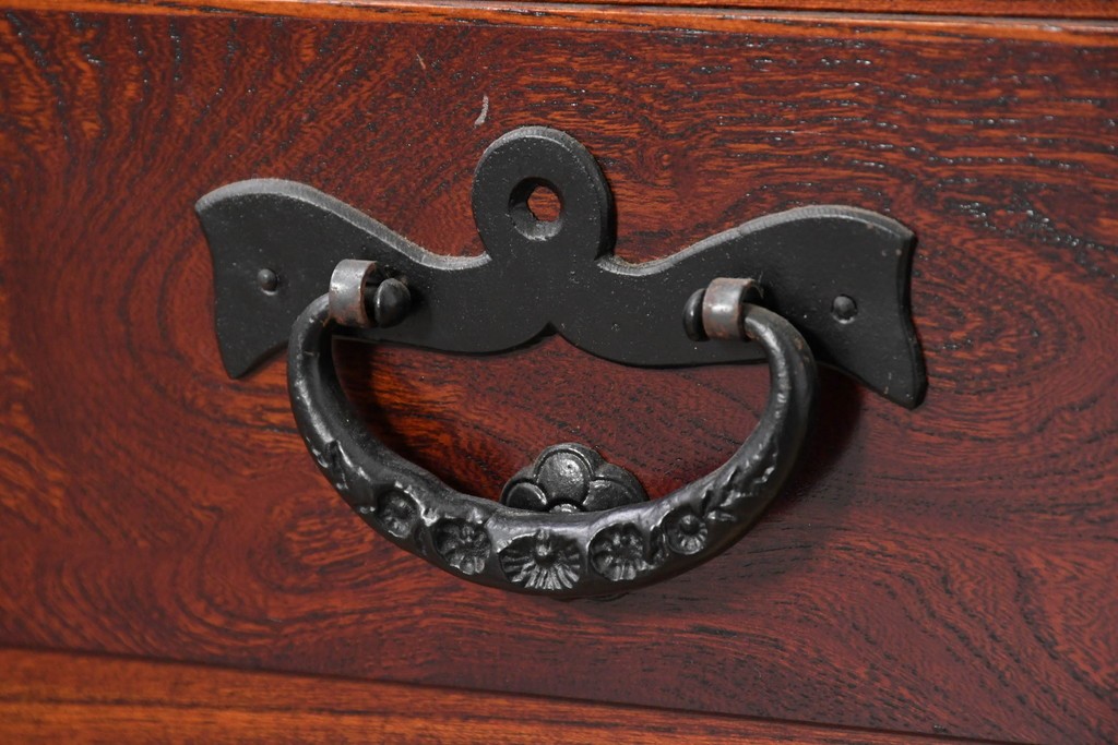 《天板取り付け加工費込み》　中古　美品　岩谷堂箪笥　欅(ケヤキ)材　重厚な金具が目を引く整理箪笥　(R-086726)