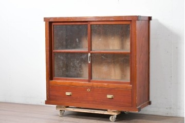 和製アンティーク　レトロな引き出し付きガラス戸棚　(R-086729)