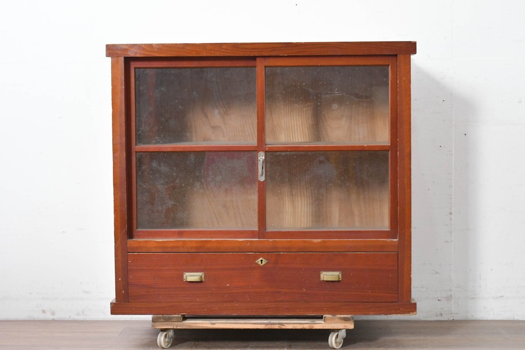 和製アンティーク　レトロな引き出し付きガラス戸棚　(R-086729)