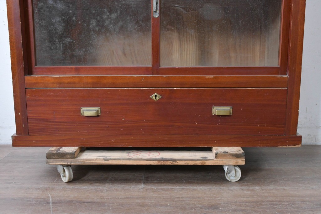 和製アンティーク　レトロな引き出し付きガラス戸棚　(R-086729)