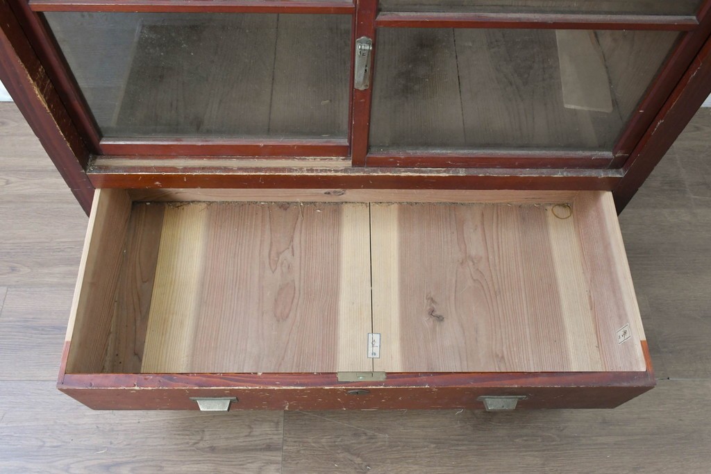 和製アンティーク　レトロな引き出し付きガラス戸棚　(R-086732)