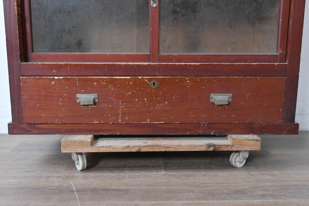 和製アンティーク　レトロな引き出し付きガラス戸棚　(R-086732)