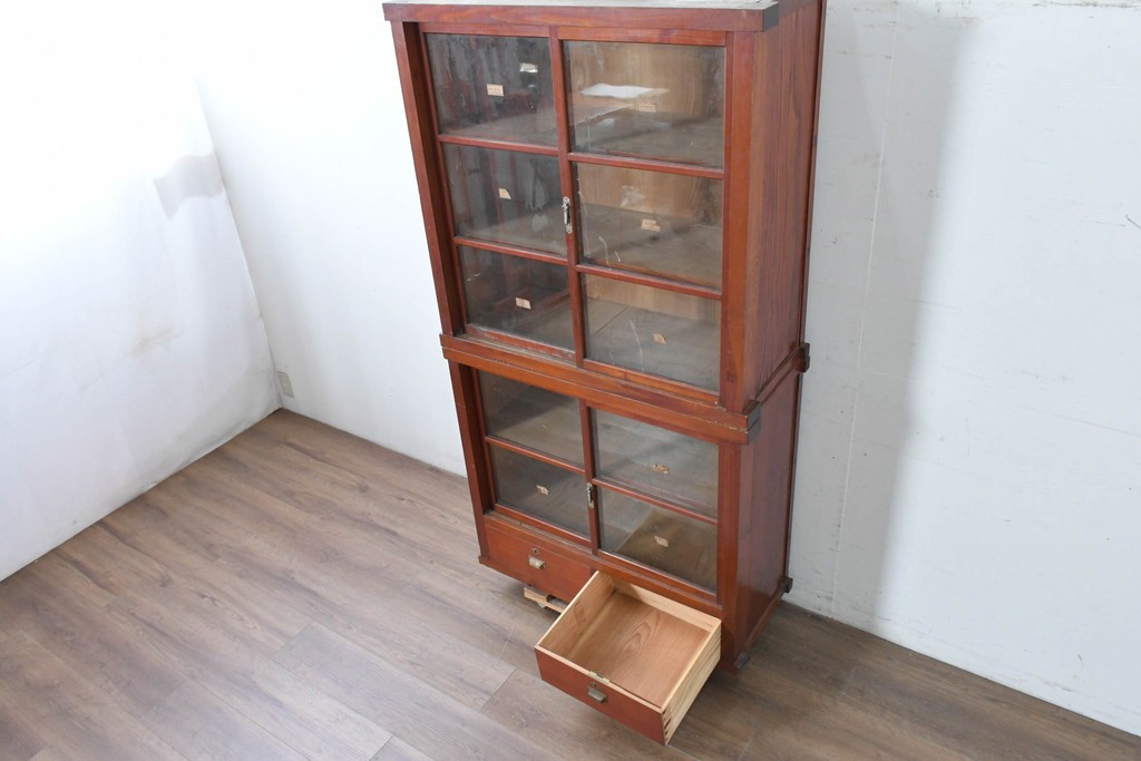 和製アンティーク　レトロな引き出し付き重ねガラス戸棚　(R-086733)