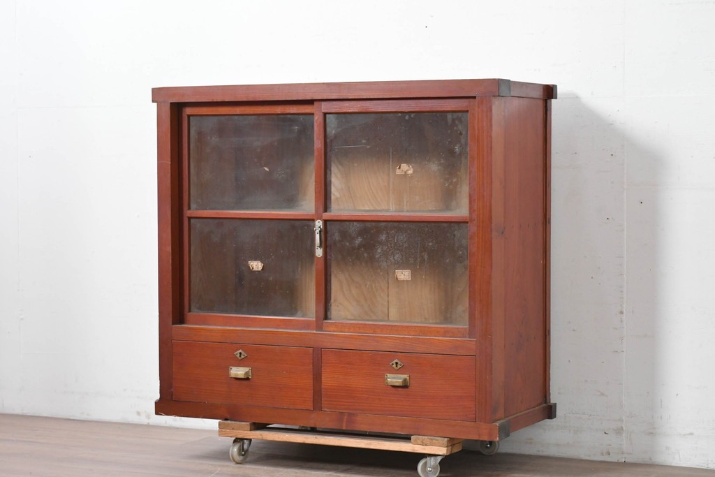 和製アンティーク　レトロな引き出し付きガラス戸棚　(R-086735)