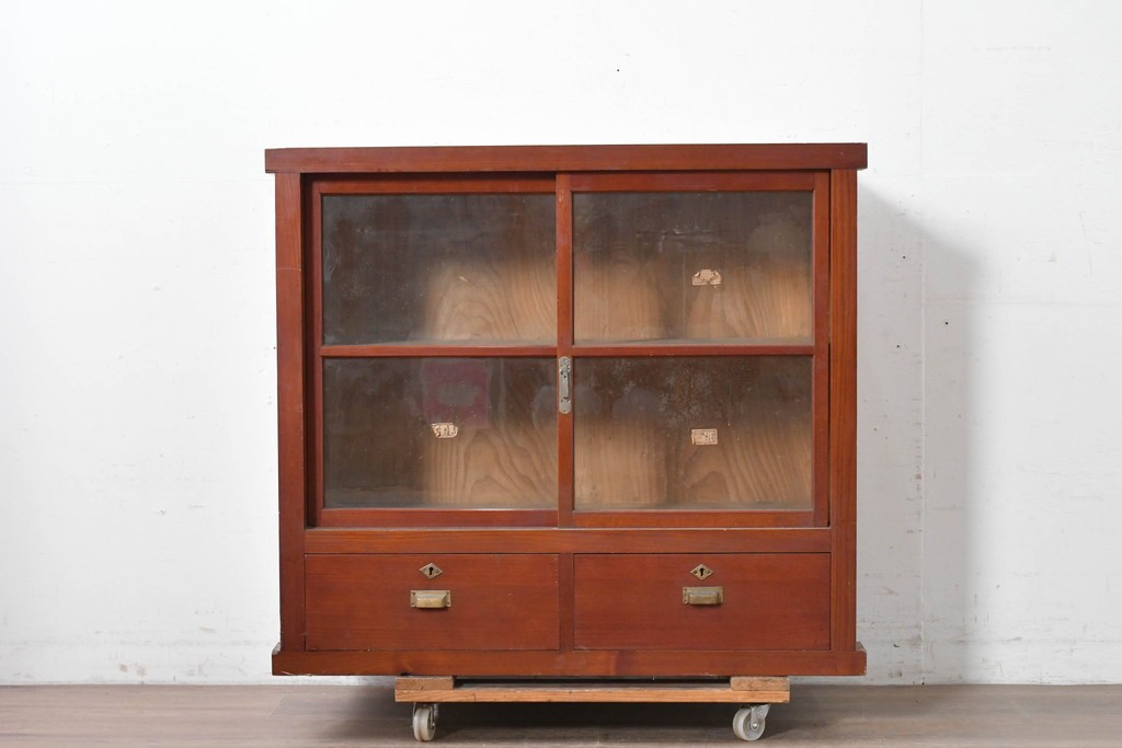 和製アンティーク　レトロな引き出し付きガラス戸棚　(R-086735)