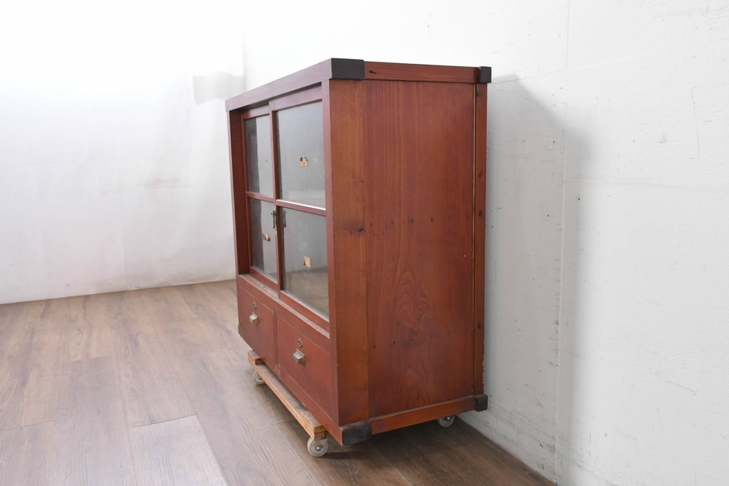 和製アンティーク　レトロな引き出し付きガラス戸棚　(R-086735)