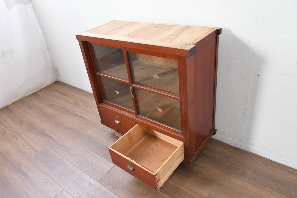 和製アンティーク　レトロな引き出し付きガラス戸棚　(R-086735)