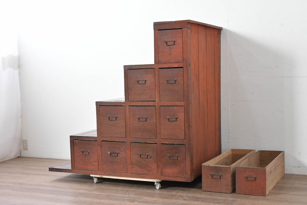 和製アンティーク　収納力に優れた実用的な造りの階段箪笥　(R-086736)