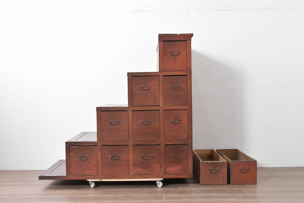 和製アンティーク　収納力に優れた実用的な造りの階段箪笥　(R-086736)