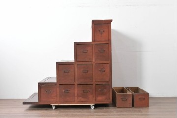 和製アンティーク　収納力に優れた実用的な造りの階段箪笥　(R-086736)