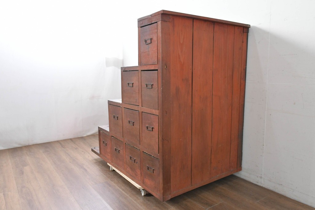 和製アンティーク　収納力に優れた実用的な造りの階段箪笥　(R-086736)