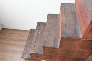 和製アンティーク　収納力に優れた実用的な造りの階段箪笥　(R-086736)