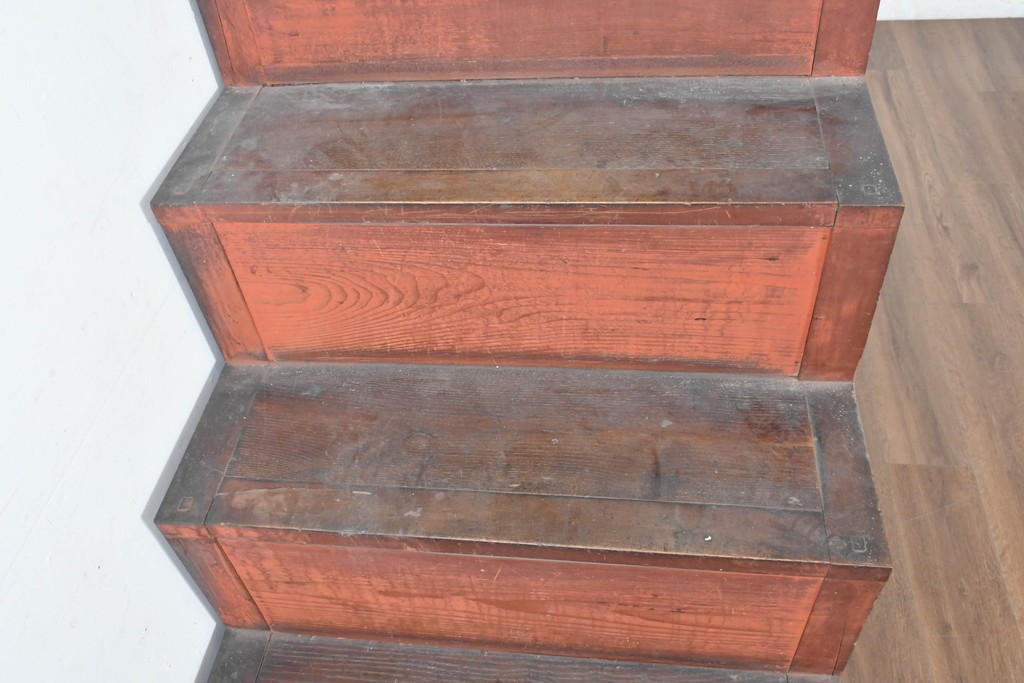 和製アンティーク　収納力に優れた実用的な造りの階段箪笥　(R-086736)