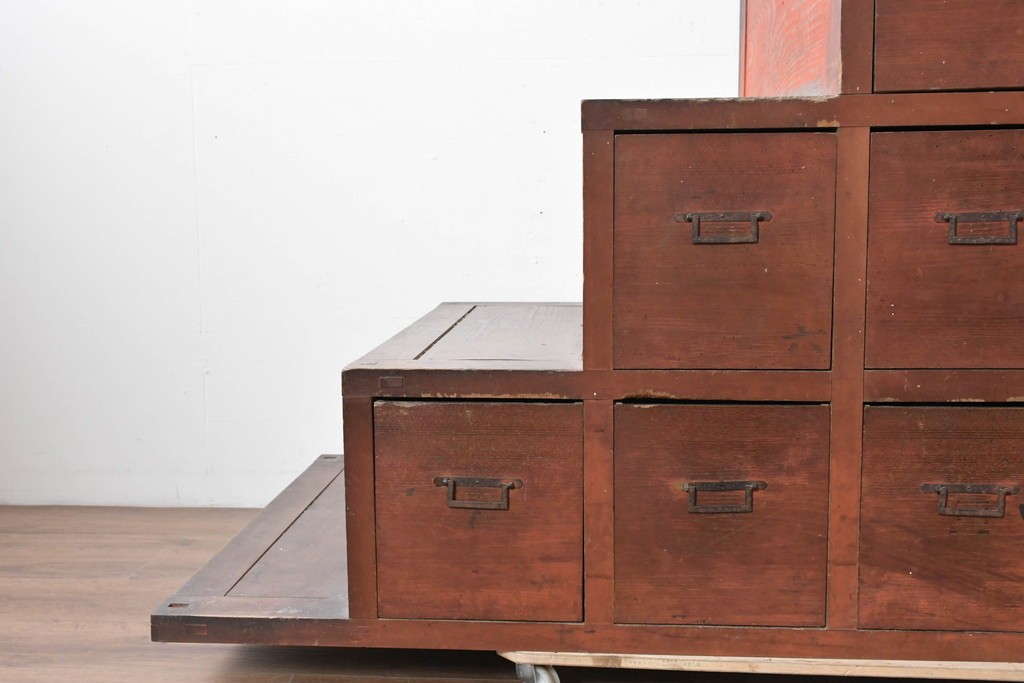 和製アンティーク　収納力に優れた実用的な造りの階段箪笥　(R-086736)