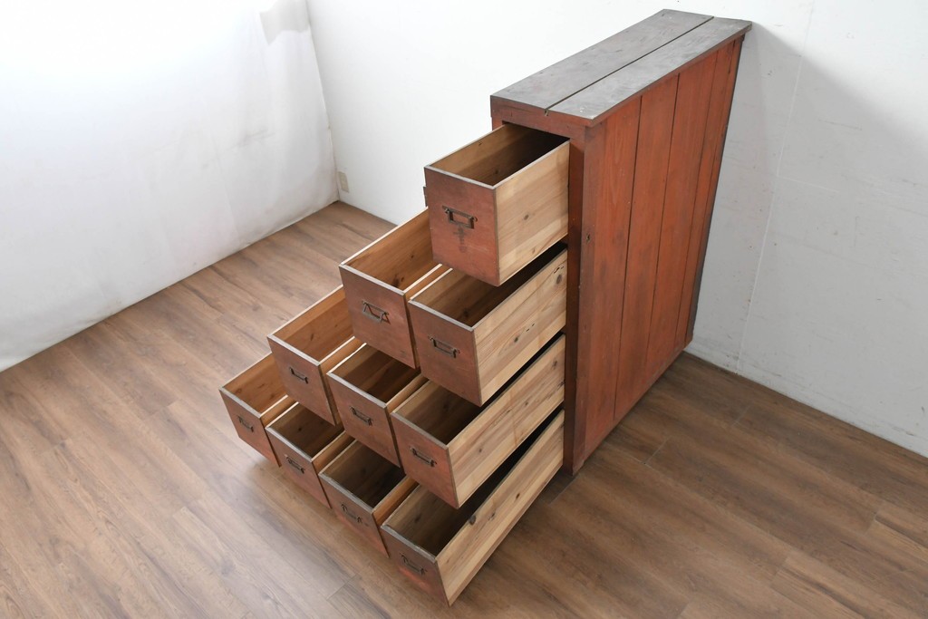 和製アンティーク　収納力に優れた実用的な造りの階段箪笥　(R-086736)