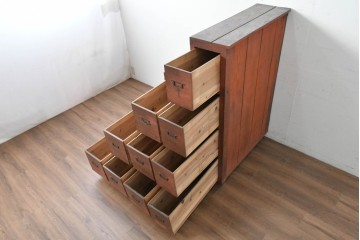 和製アンティーク　収納力に優れた実用的な造りの階段箪笥　(R-086736)