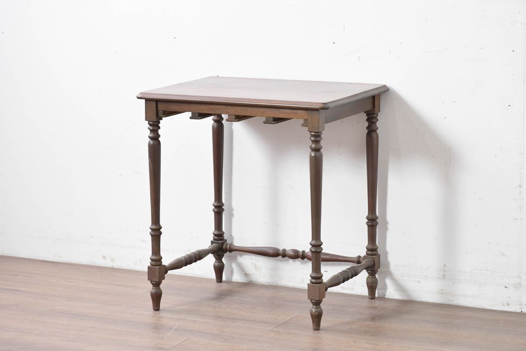 イギリスヴィンテージ　挽物脚と貫がアクセントのクラシカルなサイドテーブル　(R-086737)
