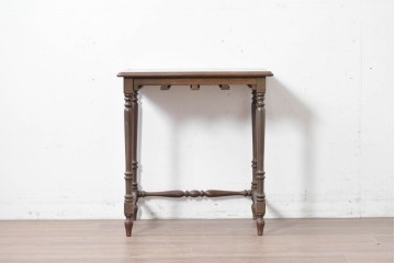 イギリスヴィンテージ　挽物脚と貫がアクセントのクラシカルなサイドテーブル　(R-086737)