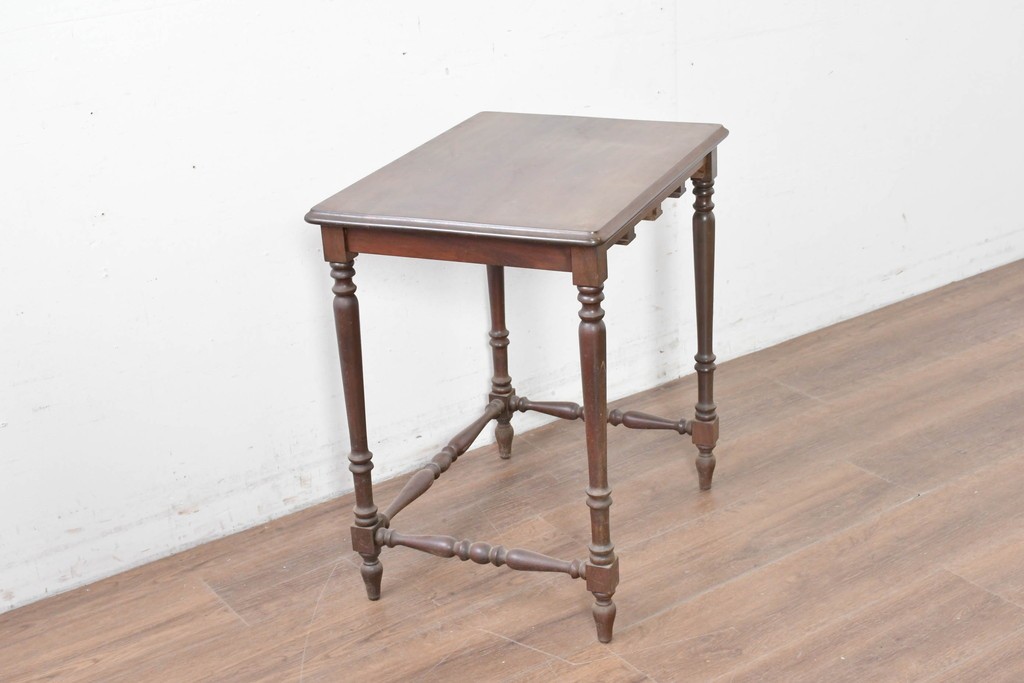 イギリスヴィンテージ　挽物脚と貫がアクセントのクラシカルなサイドテーブル　(R-086737)