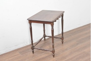 イギリスヴィンテージ　挽物脚と貫がアクセントのクラシカルなサイドテーブル　(R-086737)