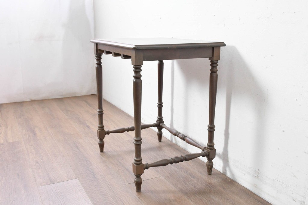 イギリスヴィンテージ　挽物脚と貫がアクセントのクラシカルなサイドテーブル　(R-086737)