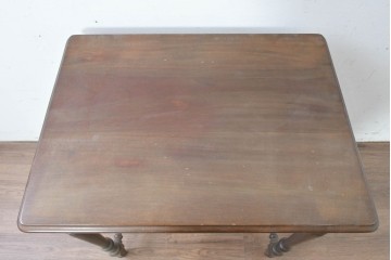 イギリスヴィンテージ　挽物脚と貫がアクセントのクラシカルなサイドテーブル　(R-086737)