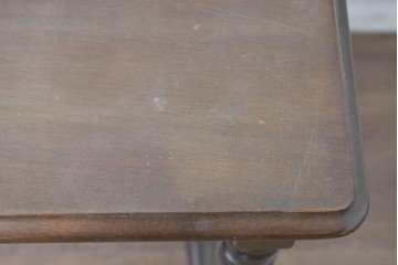 イギリスヴィンテージ　挽物脚と貫がアクセントのクラシカルなサイドテーブル　(R-086737)