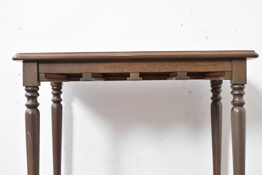 イギリスヴィンテージ　挽物脚と貫がアクセントのクラシカルなサイドテーブル　(R-086737)