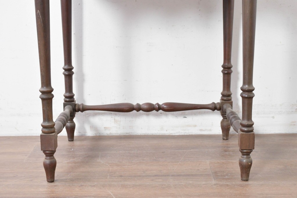 イギリスヴィンテージ　挽物脚と貫がアクセントのクラシカルなサイドテーブル　(R-086737)