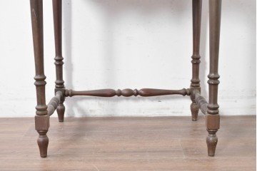 イギリスヴィンテージ　挽物脚と貫がアクセントのクラシカルなサイドテーブル　(R-086737)