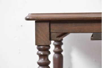 イギリスヴィンテージ　挽物脚と貫がアクセントのクラシカルなサイドテーブル　(R-086737)