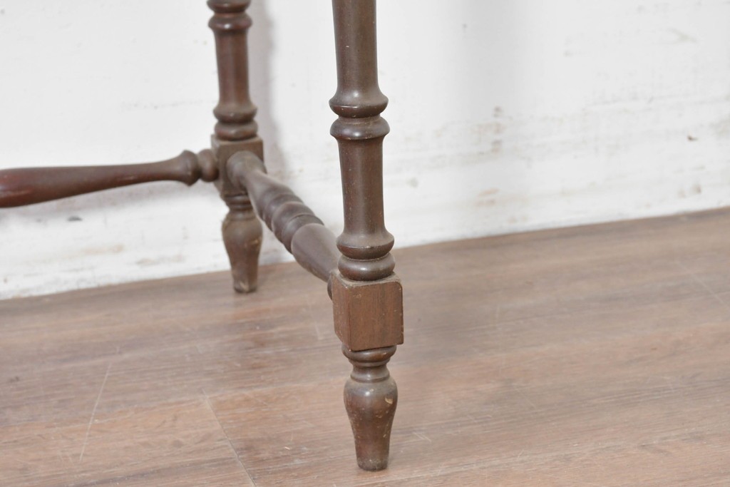 イギリスヴィンテージ　挽物脚と貫がアクセントのクラシカルなサイドテーブル　(R-086737)