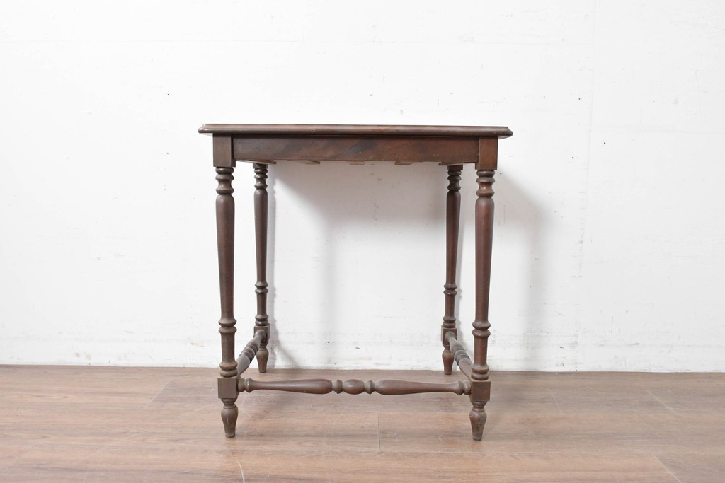 イギリスヴィンテージ　挽物脚と貫がアクセントのクラシカルなサイドテーブル　(R-086737)