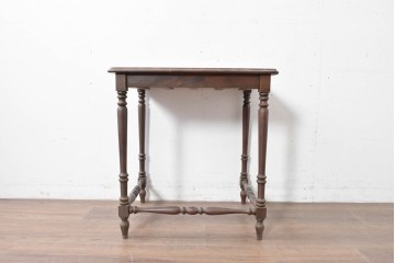 イギリスヴィンテージ　挽物脚と貫がアクセントのクラシカルなサイドテーブル　(R-086737)