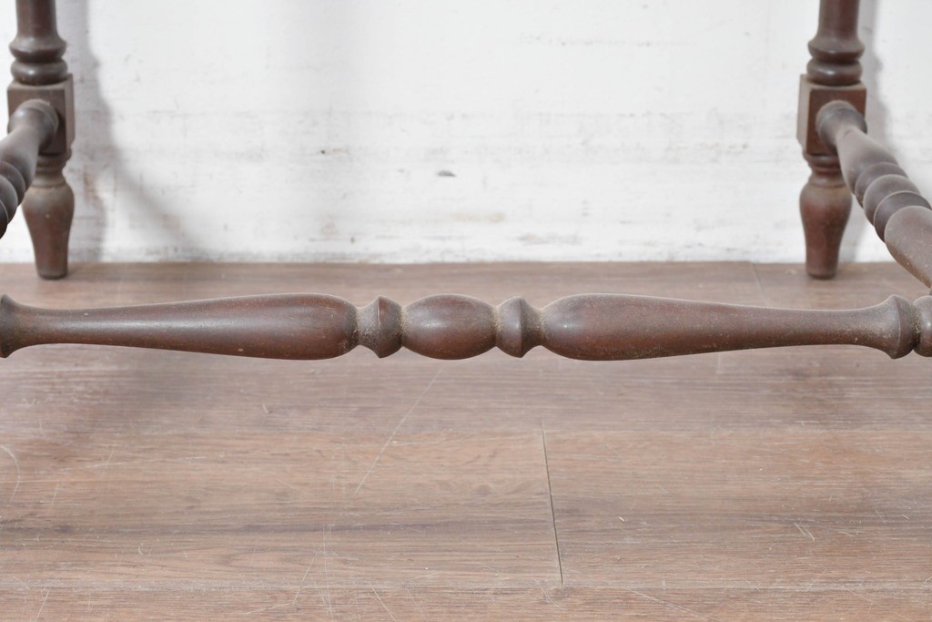 イギリスヴィンテージ　挽物脚と貫がアクセントのクラシカルなサイドテーブル　(R-086737)