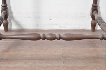 イギリスヴィンテージ　挽物脚と貫がアクセントのクラシカルなサイドテーブル　(R-086737)