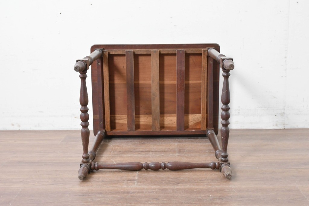 イギリスヴィンテージ　挽物脚と貫がアクセントのクラシカルなサイドテーブル　(R-086737)