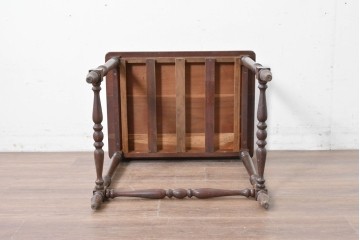 イギリスヴィンテージ　挽物脚と貫がアクセントのクラシカルなサイドテーブル　(R-086737)