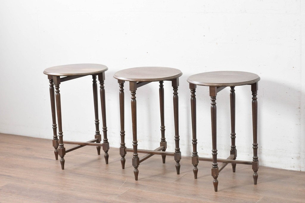 イギリスヴィンテージ　折り畳み式　挽物脚のクラシカルなデザインが魅力のバタフライサイドテーブル3台セット　(R-086738)