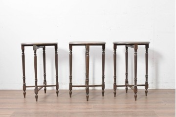 イギリスヴィンテージ　折り畳み式　挽物脚のクラシカルなデザインが魅力のバタフライサイドテーブル3台セット　(R-086738)