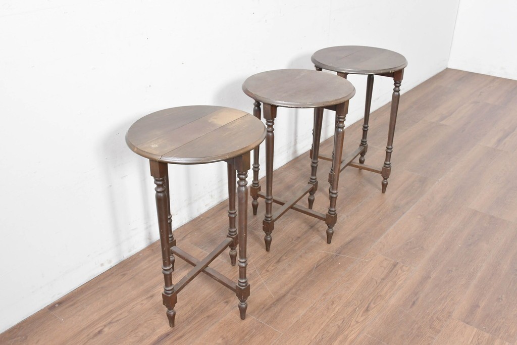 イギリスヴィンテージ　折り畳み式　挽物脚のクラシカルなデザインが魅力のバタフライサイドテーブル3台セット　(R-086738)
