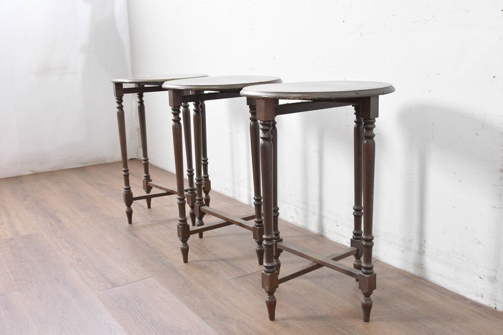 イギリスヴィンテージ　折り畳み式　挽物脚のクラシカルなデザインが魅力のバタフライサイドテーブル3台セット　(R-086738)